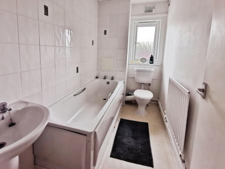2 bedroom Flat for sale in Lutterworth Road, Longbenton, Newcastle upon Tyne, NE12