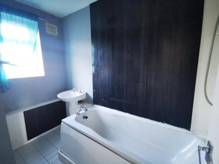 2 bedroom Flat to let in Kellsway Court, Gateshead, NE10