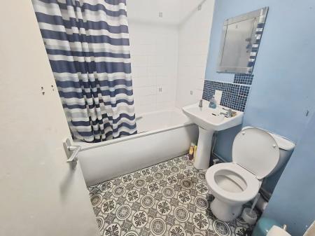 4 bedroom House to let in Lasham Court, Northampton, NN3