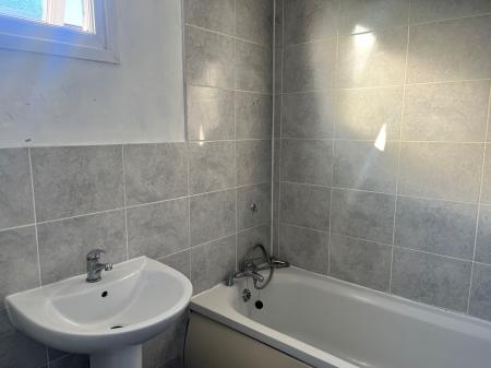 4 bedroom Terraced House to let in Brownlow Court, Lumbertubs, Northampton, NN3