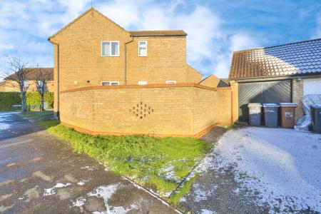 4 bedroom Semi-detached house for sale in Shatterstone, East Hunsbury, Northampton, NN4