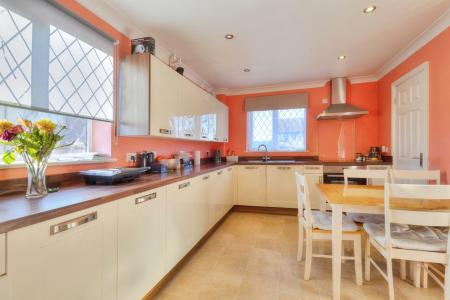 4 bedroom Semi-detached house for sale in Shatterstone, East Hunsbury, Northampton, NN4
