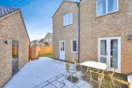 4 bedroom Semi-detached house for sale in Shatterstone, East Hunsbury, Northampton, NN4