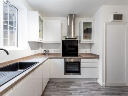 3 bedroom Flat to let in Chesterfield Gardens, W1J