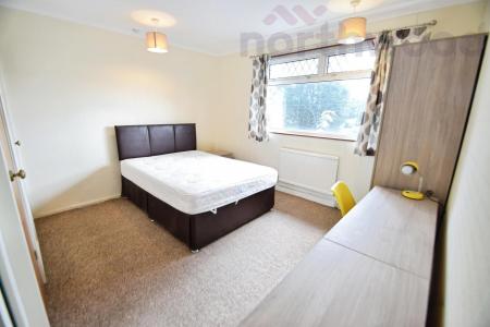 4 bedroom Terraced House to let in St Mildreds Road