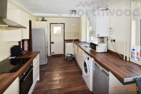 4 bedroom Terraced House to let in St Mildreds Road