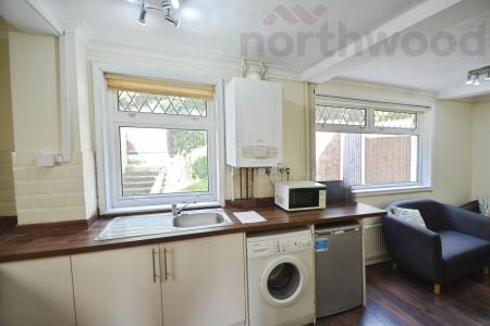 4 bedroom Terraced House to let in St Mildreds Road