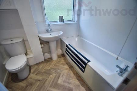 4 bedroom Terraced House to let in St Mildreds Road