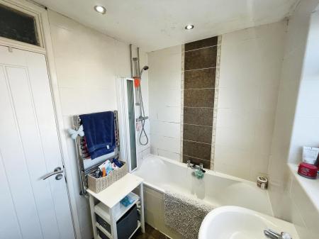 3 bedroom End of terrace house for sale in Valeside Gardens, Nottingham, NG4