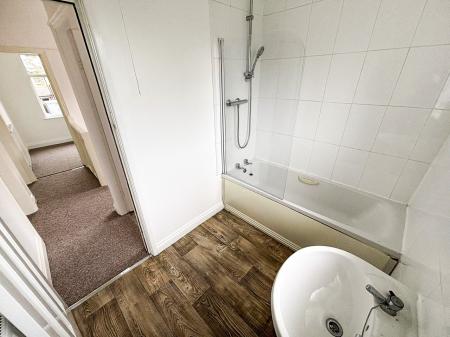 3 bedroom Semi-detached house to let in Hollinwell Avenue, Wollaton, Nottingham, NG8