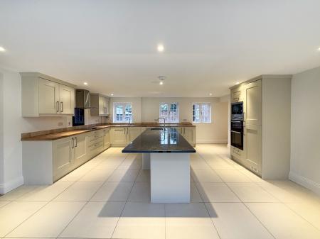 4 bedroom Detached house to let in Main Street, Newark-on-Trent, NG23