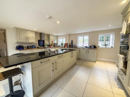 4 bedroom Detached house to let in Main Street, Newark-on-Trent, NG23