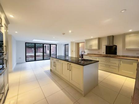 4 bedroom Detached house to let in Main Street, Newark-on-Trent, NG23