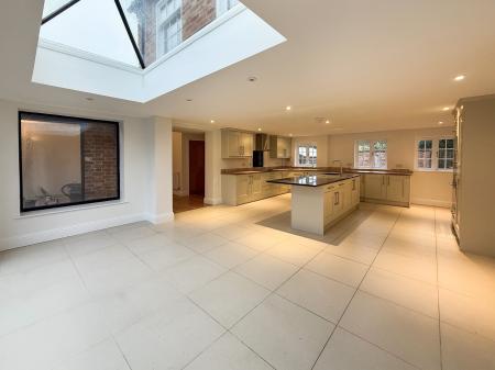 4 bedroom Detached house to let in Main Street, Newark-on-Trent, NG23