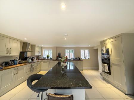 4 bedroom Detached house to let in Main Street, Newark-on-Trent, NG23