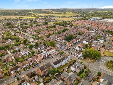 2 bedroom Flat to let in Meadow Road, Beeston, NG9
