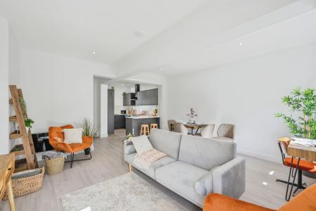 2 bedroom Flat to let in Meadow Road, Beeston, NG9