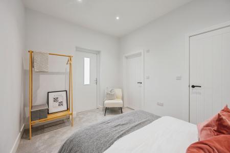 2 bedroom Flat to let in Meadow Road, Beeston, NG9