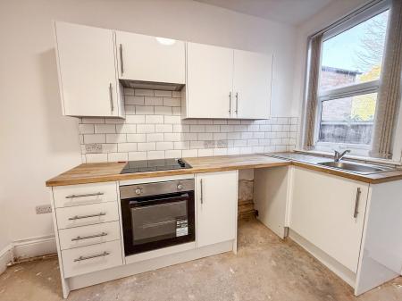 2 bedroom Flat to let in Fox Grove, Basford, Nottingham, NG5