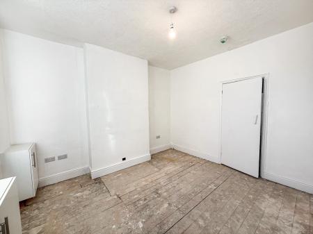 2 bedroom Flat to let in Fox Grove, Basford, Nottingham, NG5