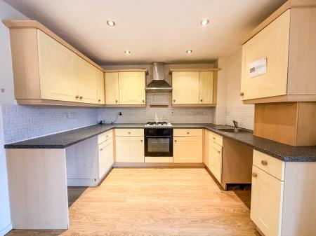 2 bedroom Flat to let in Edison Way, Arnold, NG5