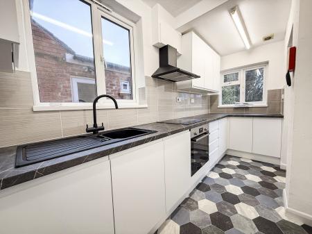 3 bedroom Semi-detached house to let in Carisbrooke Avenue, Beeston, NG9