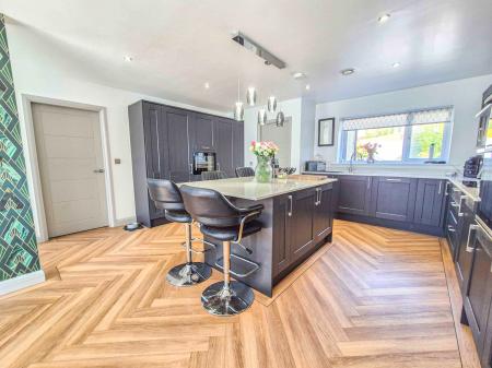 5 bedroom Detached house for sale in Broadacres, Oldham, OL4