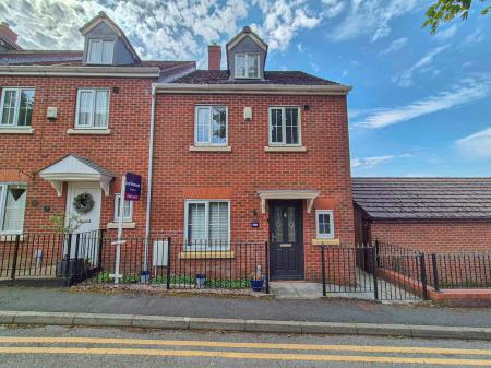 4 bedroom Town house for sale in Glebe Lane, Moorside, Oldham, OL1