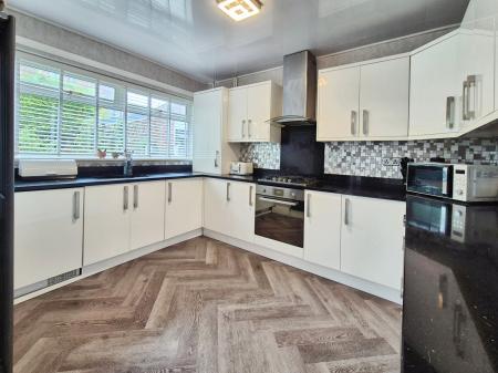 4 bedroom Semi-detached house for sale in Great Meadow, Oldham, OL2