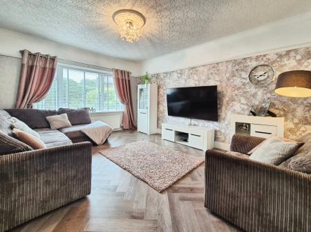 4 bedroom Semi-detached house for sale in Great Meadow, Oldham, OL2