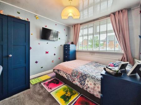 4 bedroom Semi-detached house for sale in Great Meadow, Oldham, OL2