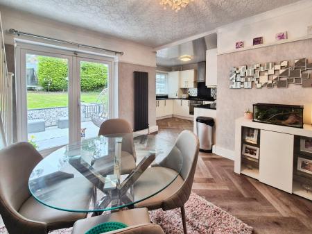 4 bedroom Semi-detached house for sale in Great Meadow, Oldham, OL2