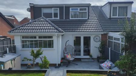 4 bedroom Semi-detached house for sale in Great Meadow, Oldham, OL2