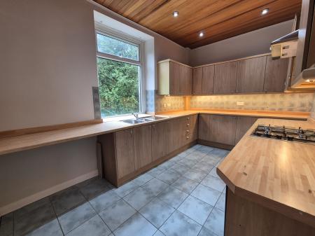 2 bedroom Terraced House to let in Huddersfield road, Oldham, OL4