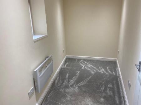 2 bedroom Flat to let in Huddersfield Road, Oldham, OL4