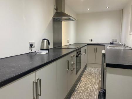 2 bedroom Flat to let in Huddersfield Road, Oldham, OL4