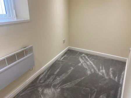 2 bedroom Flat to let in Huddersfield Road, Oldham, OL4