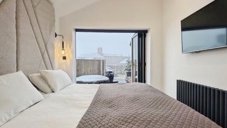 5 bedroom Detached house for sale in Spinners Way, Oldham, OL4