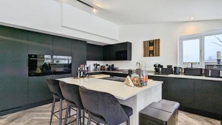 5 bedroom Detached house for sale in Spinners Way, Oldham, OL4