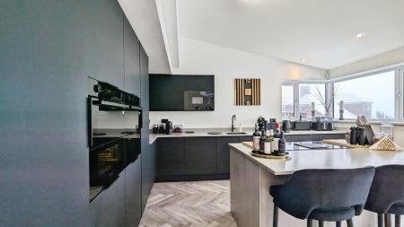 5 bedroom Detached house for sale in Spinners Way, Oldham, OL4