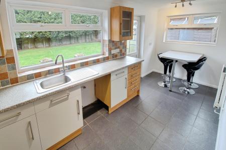 4 bedroom Semi-detached house to let in Eye Road, Peterborough, PE1