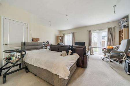 4 bedroom Semi-detached house for sale in Jodel Close