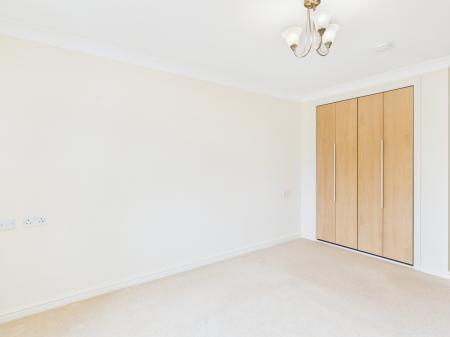 2 bedroom Flat for sale in London Rd, Cowplain, PO8