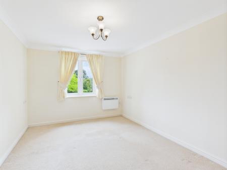 2 bedroom Flat for sale in London Rd, Cowplain, PO8