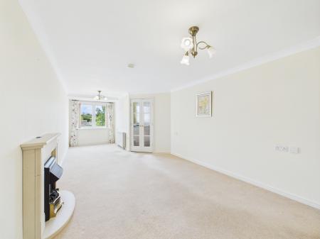 2 bedroom Flat for sale in London Rd, Cowplain, PO8