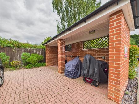 2 bedroom Flat for sale in London Rd, Cowplain, PO8