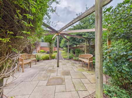 2 bedroom Flat for sale in London Rd, Cowplain, PO8