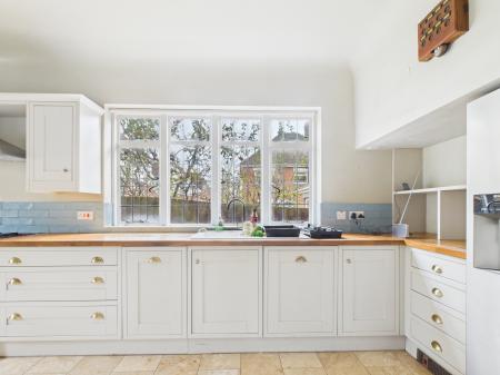 4 bedroom Detached house to let in Havant Road, Drayton, Portsmouth, PO6