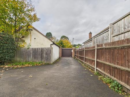 4 bedroom Detached house to let in Havant Road, Drayton, Portsmouth, PO6