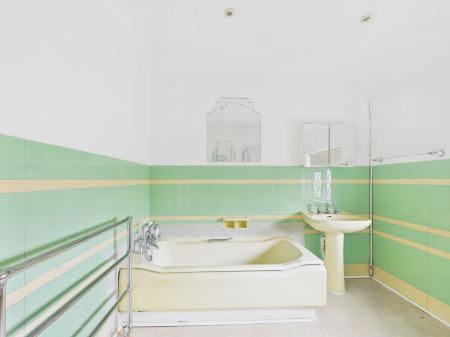 4 bedroom Detached house to let in Havant Road, Drayton, Portsmouth, PO6